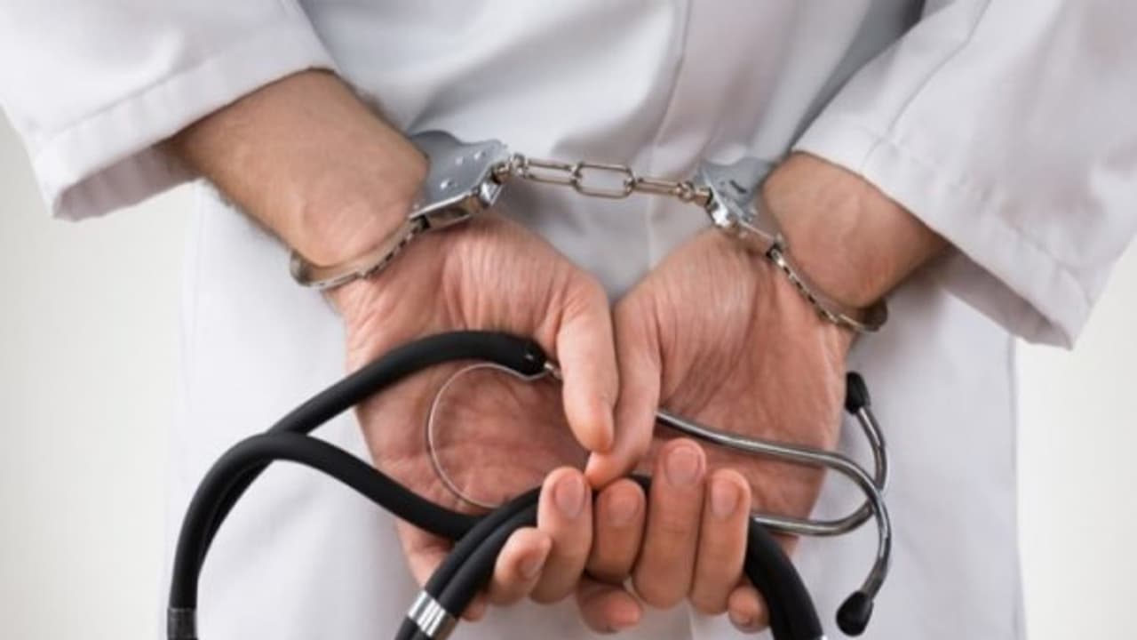 அதிர்ச்சி! கடந்தாண்டில் மட்டும் 200 பெண்களுக்கு கருக்கலைப்பு தனியார் மருத்துவமனை மருத்துவருக்கு வலைவீச்சு... அதிர்ச்சி! கடந்தாண்டில் மட்டும் 200 பெண்களுக்கு கருக்கலைப்பு தனியார் மருத்துவமனை மருத்துவருக்கு வலைவீச்சு...