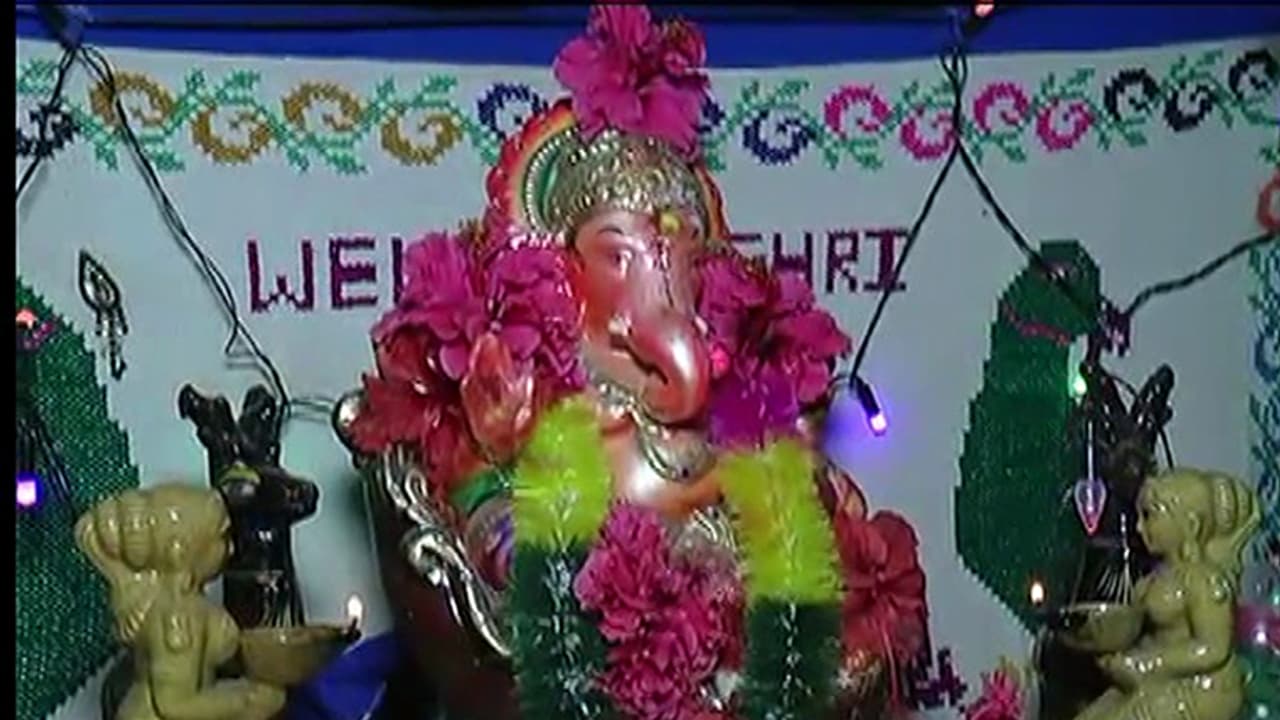 ವಿಸರ್ಜನೆ ಮಾಡಲು ಗಣೇಶನ ಮೂರ್ತಿ ಮೇಲೆ ಬರ್ತಿಲ್ಲ!: ಪವಾಡ ನೋಡಲು ಹರಿದು ಬರುತ್ತಿದೆ ಜನಸಾಗರ ವಿಸರ್ಜನೆ ಮಾಡಲು ಗಣೇಶನ ಮೂರ್ತಿ ಮೇಲೆ ಬರ್ತಿಲ್ಲ!: ಪವಾಡ ನೋಡಲು ಹರಿದು ಬರುತ್ತಿದೆ ಜನಸಾಗರ