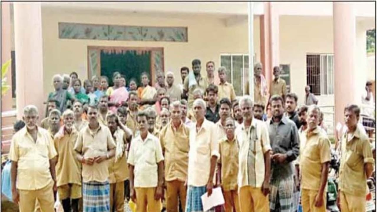 பல்வேறு கோரிக்கைகளை வலியுறுத்தி துப்புரவு பணியாளர்கள் உள்ளிருப்பு போராட்டம்... பல்வேறு கோரிக்கைகளை வலியுறுத்தி துப்புரவு பணியாளர்கள் உள்ளிருப்பு போராட்டம்...