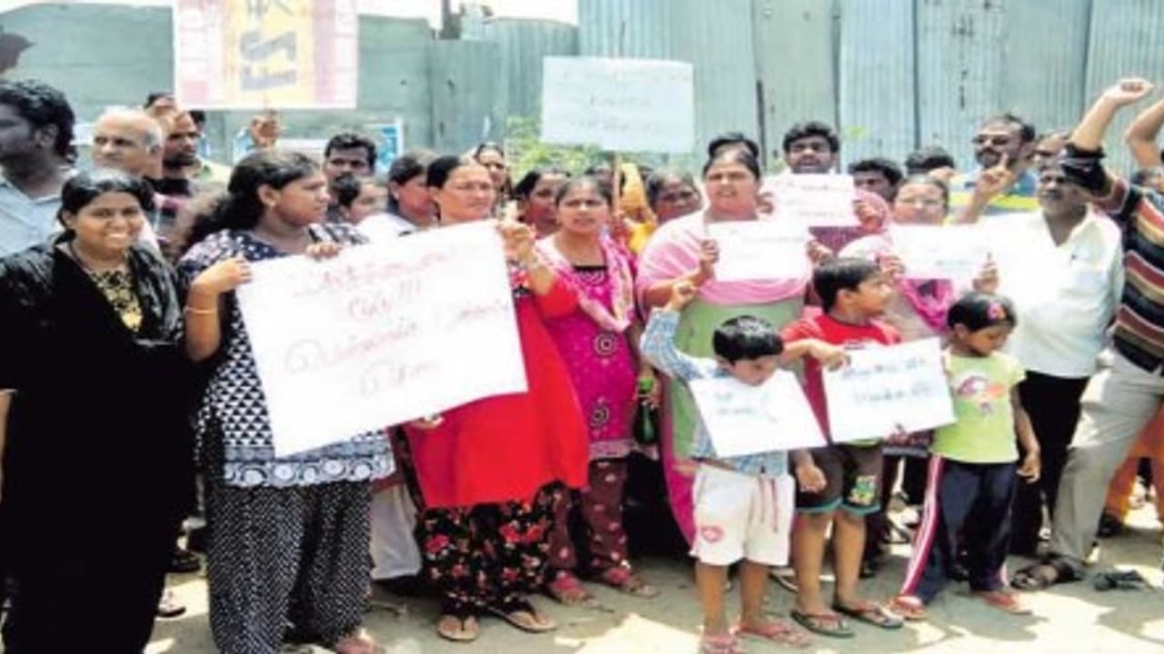 வளரும் சமுதாயத்திற்கு தரமான கல்வியைக் கொடுக்காமல் சாராயத்தை கொடுப்பதா? மக்கள் முழக்கம்… வளரும் சமுதாயத்திற்கு தரமான கல்வியைக் கொடுக்காமல் சாராயத்தை கொடுப்பதா? மக்கள் முழக்கம்…