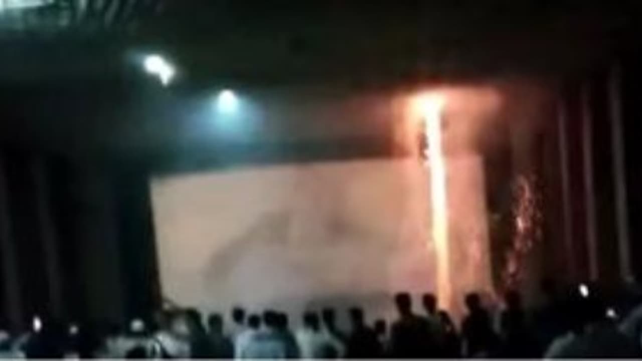 சல்மான் கான் படத்தை கொண்டாட தியேட்டரில் ராக்கெட் விட்ட ரசிகர்கள்; சல்மான் கான் படத்தை கொண்டாட தியேட்டரில் ராக்கெட் விட்ட ரசிகர்கள்;