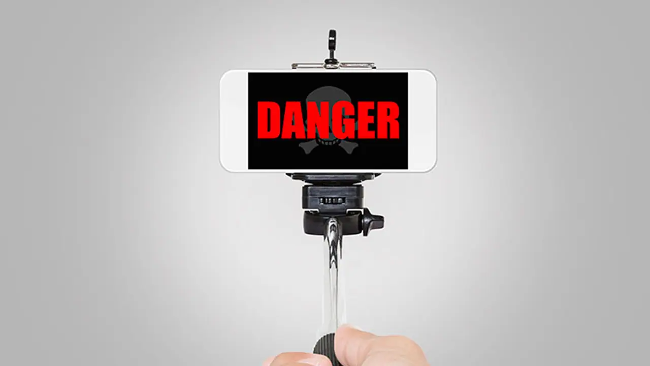 കാട്ടാനയോട് വേണോ സെല്‍ഫി ഭ്രമം?