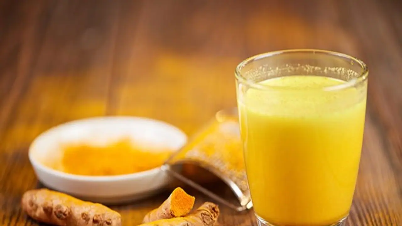 வெறும் பாலைக் குடிக்காமல் மஞ்சள் பொடி கலந்து குடிக்கணும். ஏன்? வெறும் பாலைக் குடிக்காமல் மஞ்சள் பொடி கலந்து குடிக்கணும். ஏன்?