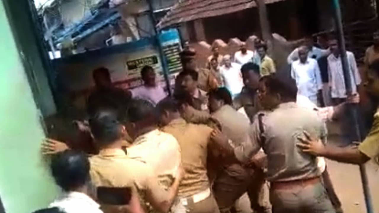 ബോംബേറ് കേസില് ആര്എസ്എസ് പ്രവര്ത്തകനെ പിടിക്കാനെത്തിയ പൊലീസിനെ തടഞ്ഞു; സംഘര്ഷം ബോംബേറ് കേസില് ആര്എസ്എസ് പ്രവര്ത്തകനെ പിടിക്കാനെത്തിയ പൊലീസിനെ തടഞ്ഞു; സംഘര്ഷം