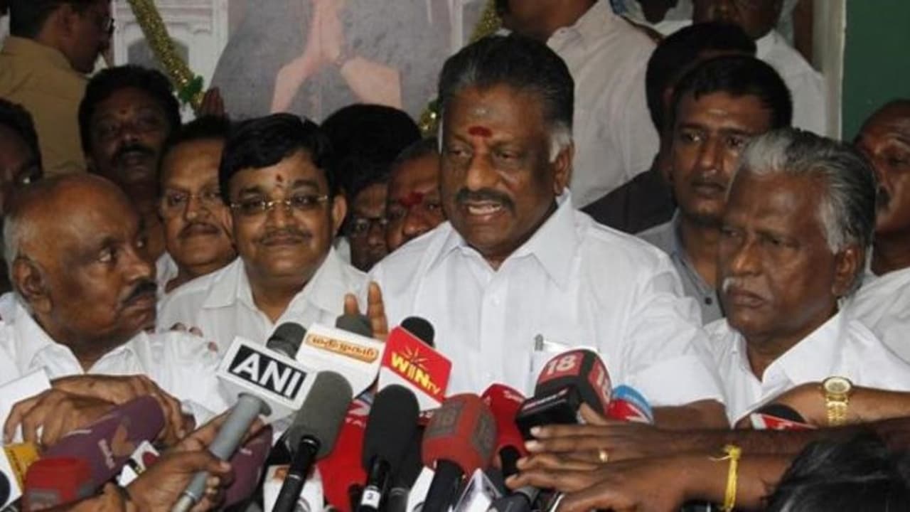 முதல் விக்கெட்டை இழந்தது ஓபிஎஸ் டீம் எடப்பாடி அணியில் இணைந்த முன்னாள் எம்எல்ஏ முதல் விக்கெட்டை இழந்தது ஓபிஎஸ் டீம் எடப்பாடி அணியில் இணைந்த முன்னாள் எம்எல்ஏ