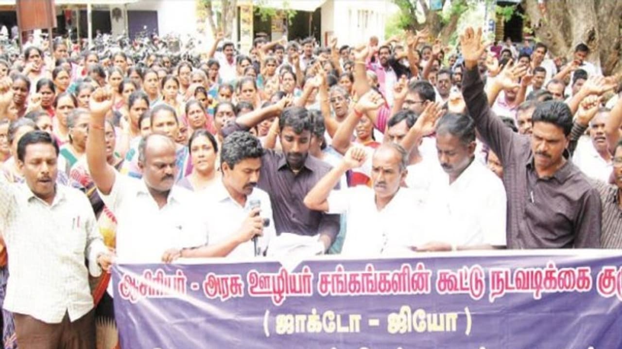 கரூரில் பல்வேறு இடங்களில் ஆசிரியர்கள் அரசு ஊழியர்கள் அடையாள வேலைநிறுத்தப் போராட்டம்… கரூரில் பல்வேறு இடங்களில் ஆசிரியர்கள் அரசு ஊழியர்கள் அடையாள வேலைநிறுத்தப் போராட்டம்…