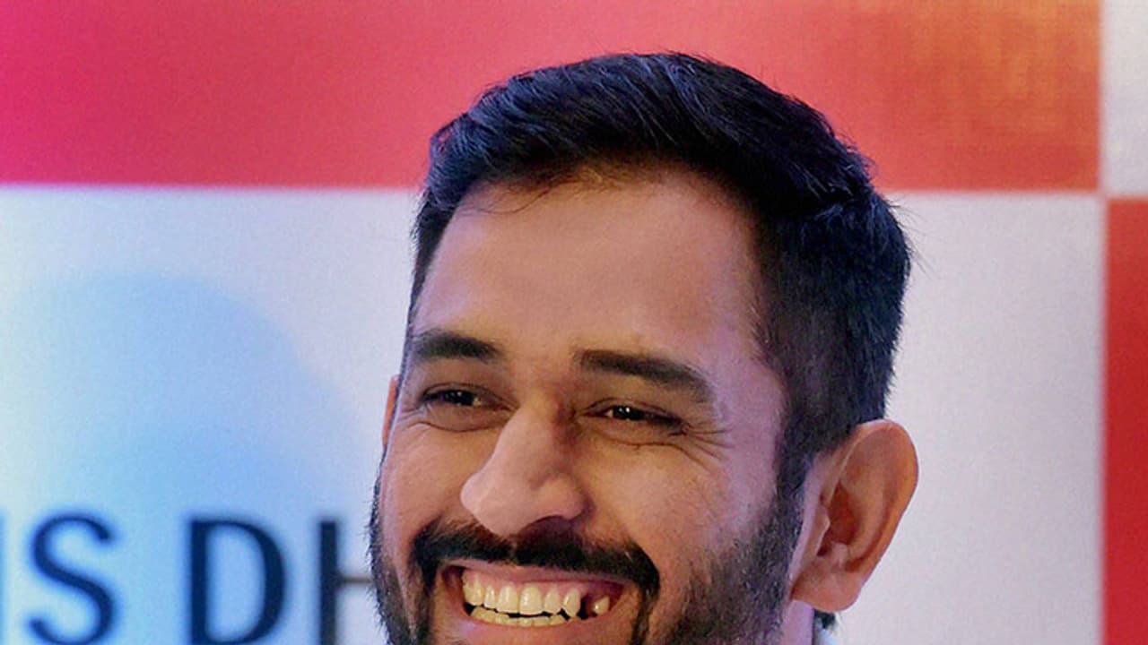 ಬಾತ್ ರೂಂ ಪ್ರಶ್ನೆಗೆ ಬಾತ್ ರೂಂ ನಿಂದಲೇ ಉತ್ತರಿಸಿದ ಧೋನಿ! ಬಾತ್ ರೂಂ ಪ್ರಶ್ನೆಗೆ ಬಾತ್ ರೂಂ ನಿಂದಲೇ ಉತ್ತರಿಸಿದ ಧೋನಿ!