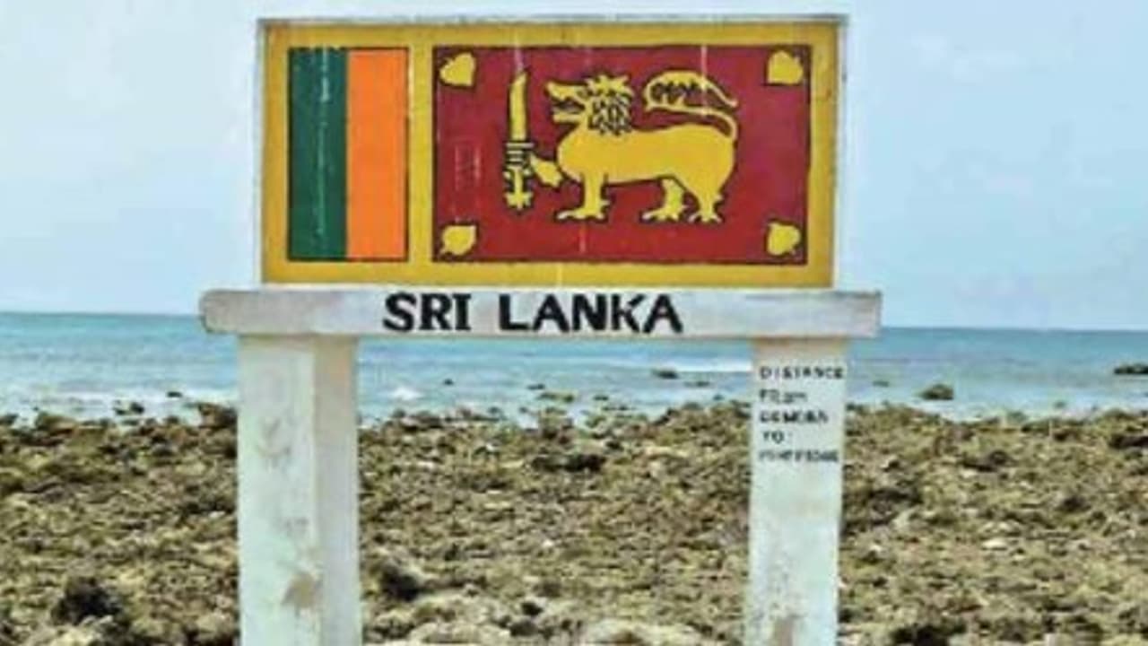 நடுக்கடலில் இலங்கை கொடியுடன் எல்லைப் பலகை தமிழக மீனவர்களை தடுக்க நடவடிக்கை 