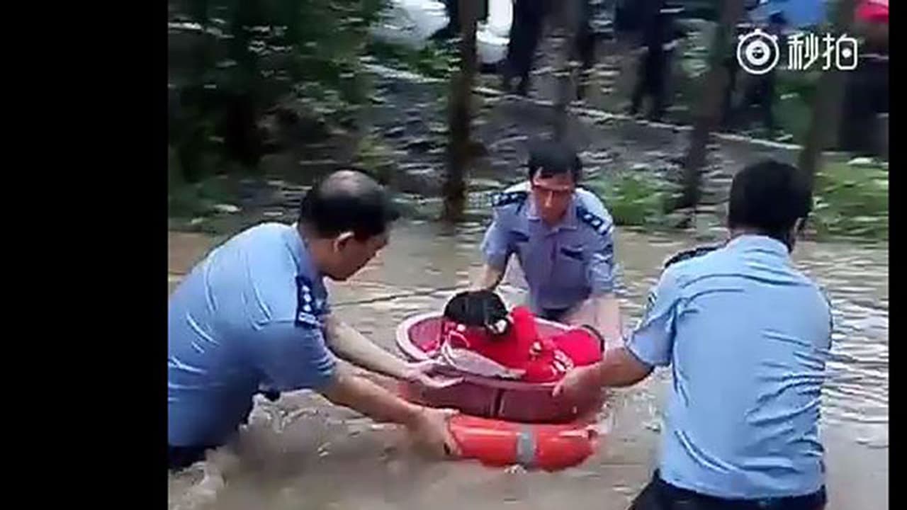 പ്രളയജലത്തിലൂടെ ഒരു പ്ലാസ്റ്റിക് കുട്ട; അതിലൊരു പെണ്കുട്ടി! പ്രളയജലത്തിലൂടെ ഒരു പ്ലാസ്റ്റിക് കുട്ട; അതിലൊരു പെണ്കുട്ടി!