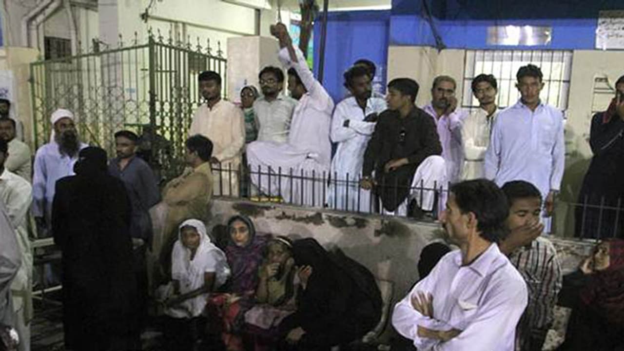 പാകിസ്ഥാനില് സൂഫി ആരാധനാലയത്തില് ചാവേര് ആക്രമണം; 72 മരണം പാകിസ്ഥാനില് സൂഫി ആരാധനാലയത്തില് ചാവേര് ആക്രമണം; 72 മരണം
