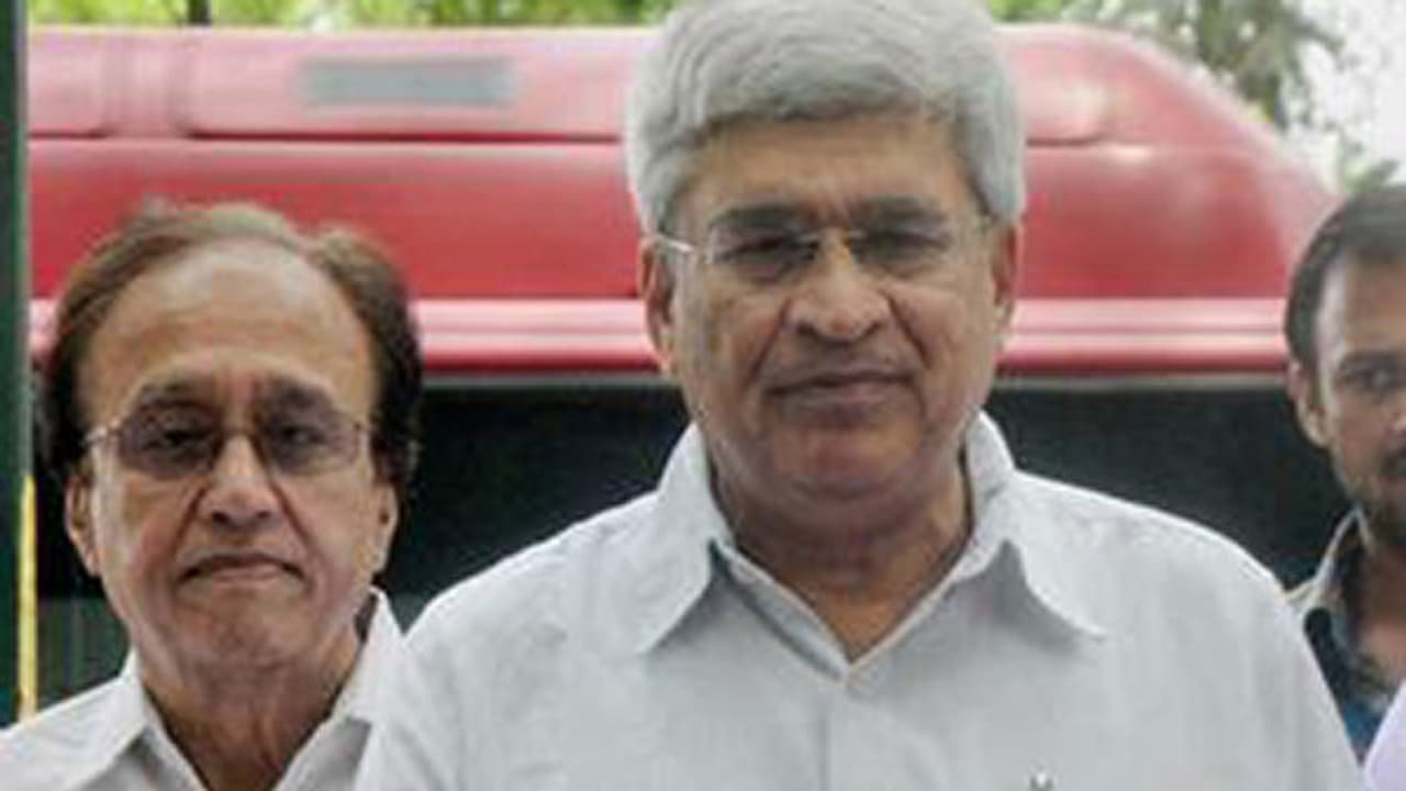 లెఫ్ట్ పార్టీలకు కేంద్ర ఎన్నికల సంఘం షాక్: జాతీయ పార్టీ హోదా రద్దు లెఫ్ట్ పార్టీలకు కేంద్ర ఎన్నికల సంఘం షాక్: జాతీయ పార్టీ హోదా రద్దు