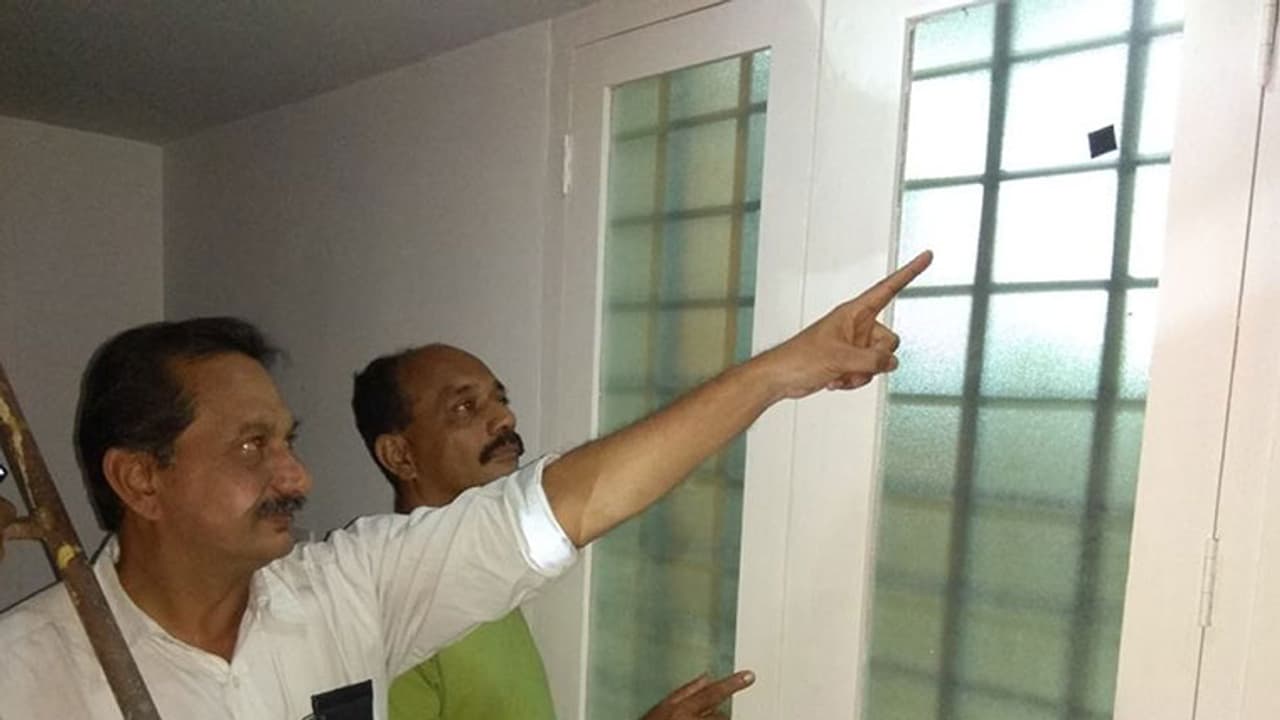 കോട്ടയത്ത് വീടുകളില് കറുത്ത സ്റ്റിക്കര്; ഭീതിയില് ജനങ്ങള് കോട്ടയത്ത് വീടുകളില് കറുത്ത സ്റ്റിക്കര്; ഭീതിയില് ജനങ്ങള്