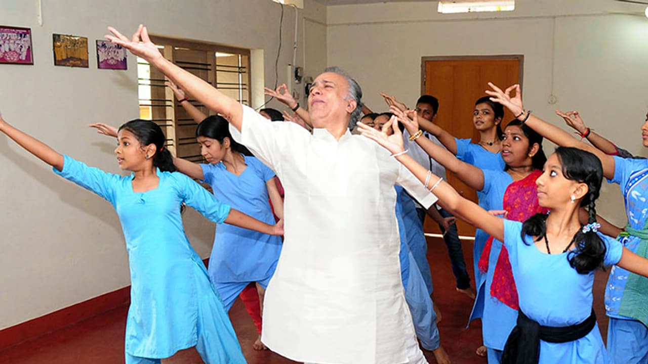 ചിലങ്ക ശബ്ദങ്ങള്ക്ക് കാതോര്ത്ത് ആ വലിയ ഗുരുനാഥന് ചിലങ്ക ശബ്ദങ്ങള്ക്ക് കാതോര്ത്ത് ആ വലിയ ഗുരുനാഥന്