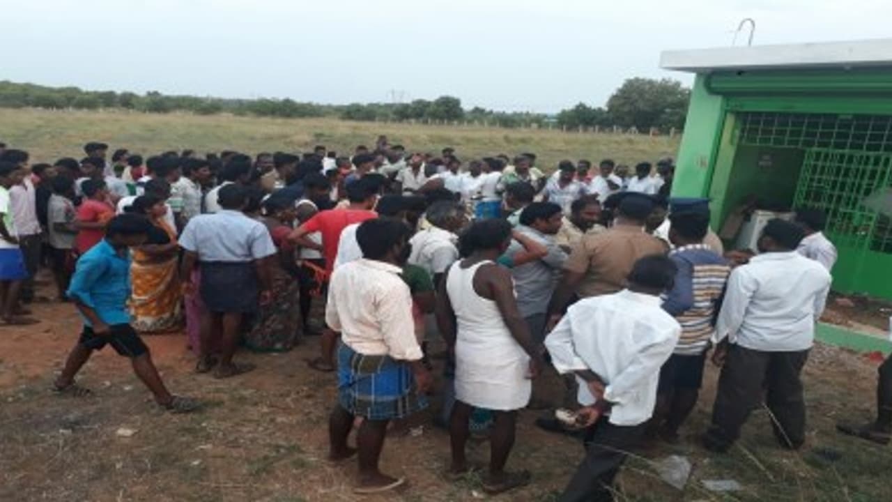 புதிதாக திறக்கப்பட்ட டாஸ்மாக் கடையை சூறையாடிய பொதுமக்கள்…!!! தெறித்து ஓடிய ஊழியர்கள்… புதிதாக திறக்கப்பட்ட டாஸ்மாக் கடையை சூறையாடிய பொதுமக்கள்…!!! தெறித்து ஓடிய ஊழியர்கள்…