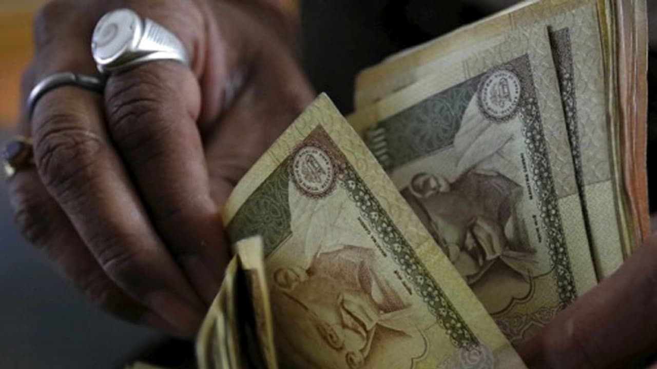 Pay Rs 10,000 if you have over 10 banned notes Pay Rs 10,000 if you have over 10 banned notes