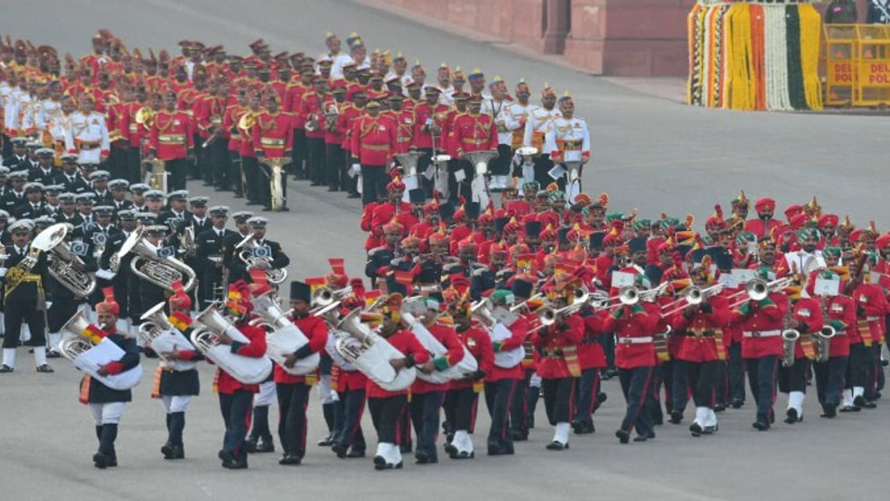 முப்படைகளும் பாசறை திரும்பும் நிகழ்ச்சி பிரனாப்முகர்ஜி, மோடி பங்கேற்பு முப்படைகளும் பாசறை திரும்பும் நிகழ்ச்சி பிரனாப்முகர்ஜி, மோடி பங்கேற்பு
