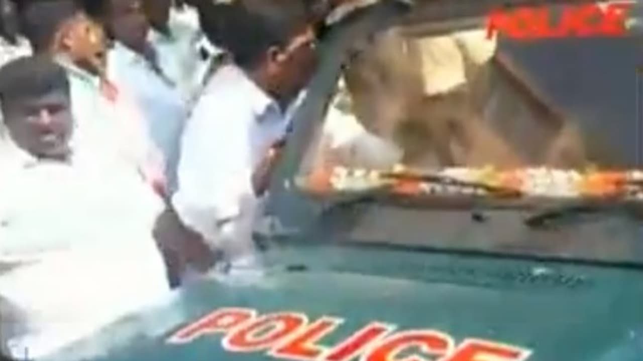 ஆர்.கே.நகரில் பறக்கும் படையினர் திடீர் சோதனை அதிரடி கிளப்பும் தேர்தல் ஆணையம்..! ஆர்.கே.நகரில் பறக்கும் படையினர் திடீர் சோதனை அதிரடி கிளப்பும் தேர்தல் ஆணையம்..!