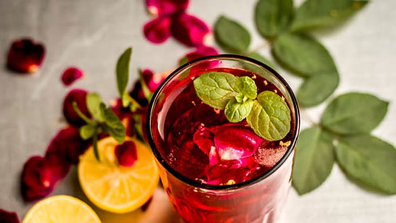 ഇനി റോസ സര്ബത്ത് വീട്ടില് ഉണ്ടാക്കാം ഇനി റോസ സര്ബത്ത് വീട്ടില് ഉണ്ടാക്കാം