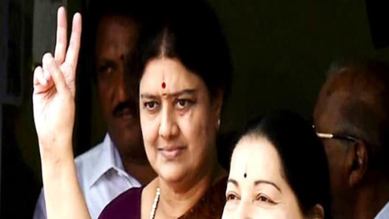 ஜெ. என்ற வெளிச்சத்துக்கு மெழுகாக இருந்தவர் தியாகத் தலைவி சின்னம்மா! தொடர்ந்து புகழ்பாடும் ஜெயா டிவி! ஜெ. என்ற வெளிச்சத்துக்கு மெழுகாக இருந்தவர் தியாகத் தலைவி சின்னம்மா! தொடர்ந்து புகழ்பாடும் ஜெயா டிவி!