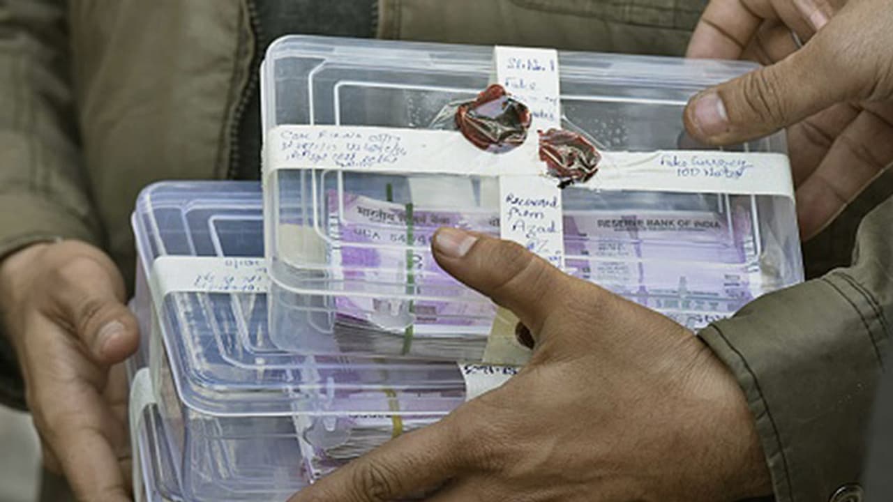 ಗುಜರಾತಿನಲ್ಲಿ ಅತೀ ಹೆಚ್ಚು ಕಳ್ಳನೋಟುಗಳು ಪತ್ತೆ! ಗುಜರಾತಿನಲ್ಲಿ ಅತೀ ಹೆಚ್ಚು ಕಳ್ಳನೋಟುಗಳು ಪತ್ತೆ!