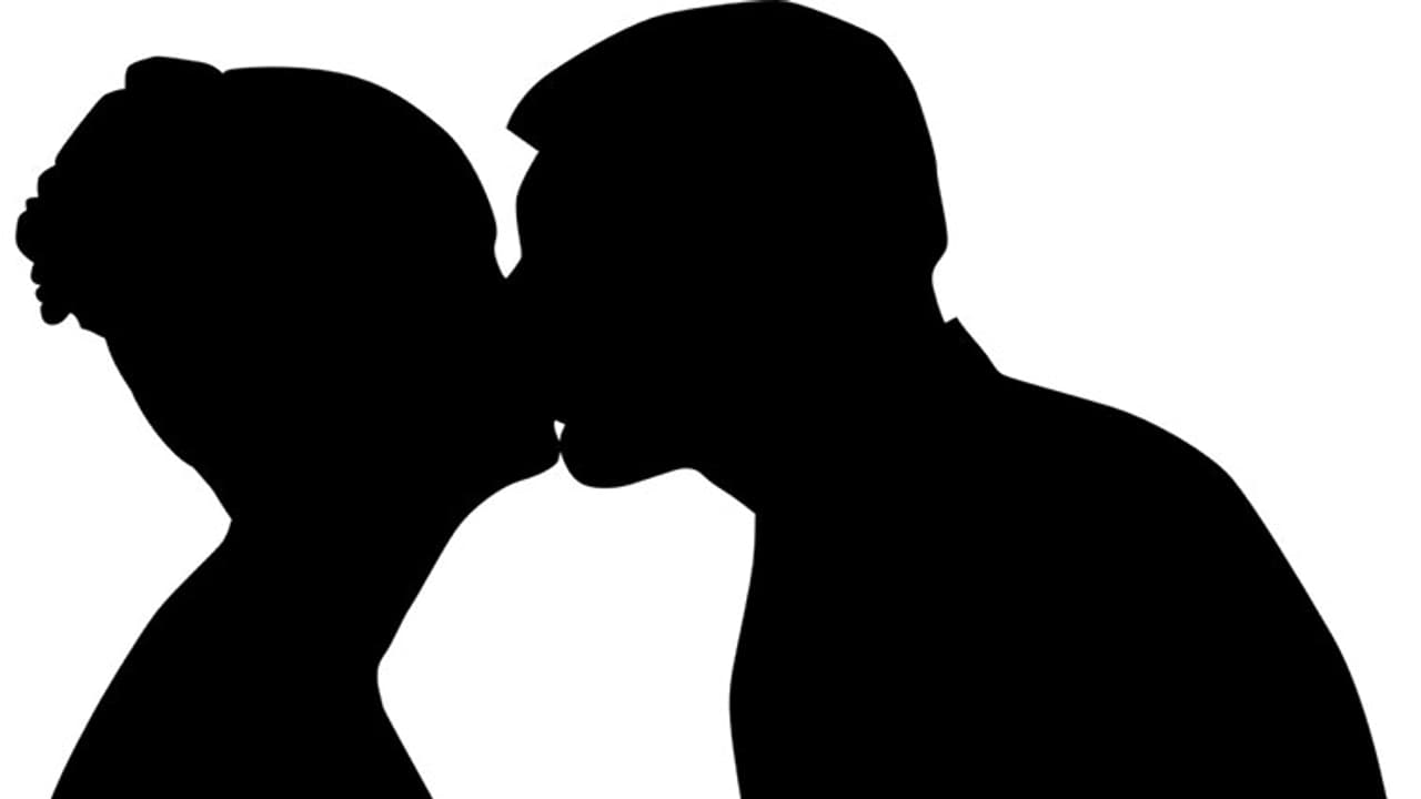 పబ్లిక్ గా ముద్దు పెట్టుకున్న యువజంట అరెస్ట్