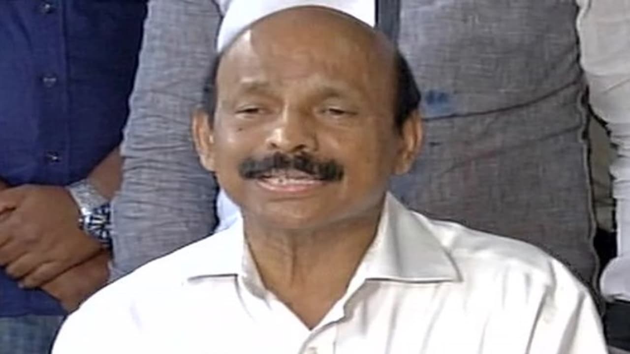 அம்மாவின் கண்ணிலேயே மிளகாய் பொடி தூவிவிட்டு "ஆயா போஸ்ட்"டுக்கு பணம் வாங்கியது சசி கும்பல் பொன்னையன் ஓபன் டாக்... அம்மாவின் கண்ணிலேயே மிளகாய் பொடி தூவிவிட்டு "ஆயா போஸ்ட்"டுக்கு பணம் வாங்கியது சசி கும்பல் பொன்னையன் ஓபன் டாக்...