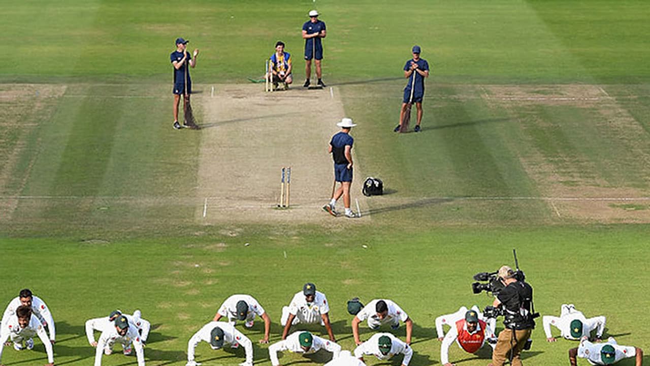 പാക് ടീമിന്റെ പുഷ്അപ്പ് ആഘോഷം വിവാദത്തില് പാക് ടീമിന്റെ പുഷ്അപ്പ് ആഘോഷം വിവാദത്തില്