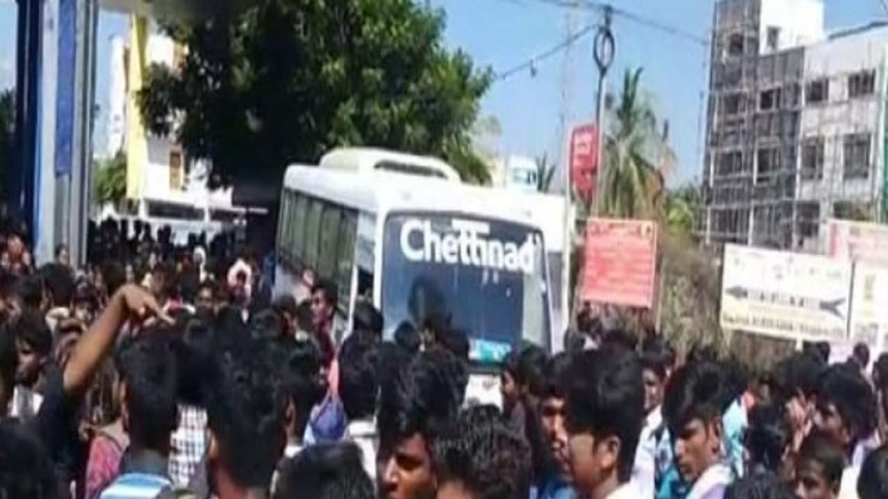 கல்லூரி பேருந்து ஓட்டையில் விழுந்த மாணவியின் பரிதாப நிலை! கல்லூரி பேருந்து ஓட்டையில் விழுந்த மாணவியின் பரிதாப நிலை!