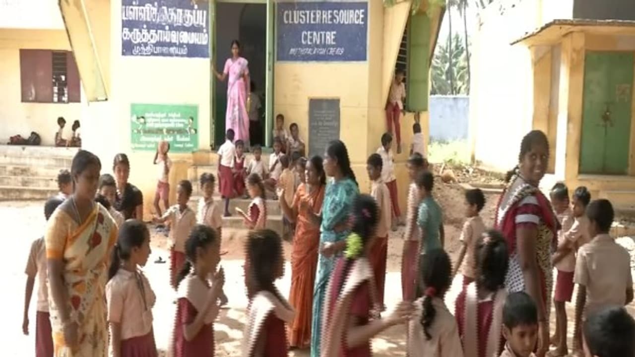 800 அரசு பள்ளிகள் மூடல்? அரசாங்கமா...? கார்ப்பரேட் கம்பெனியா? மக்கள் கண்டனம் 800 அரசு பள்ளிகள் மூடல்? அரசாங்கமா...? கார்ப்பரேட் கம்பெனியா? மக்கள் கண்டனம்