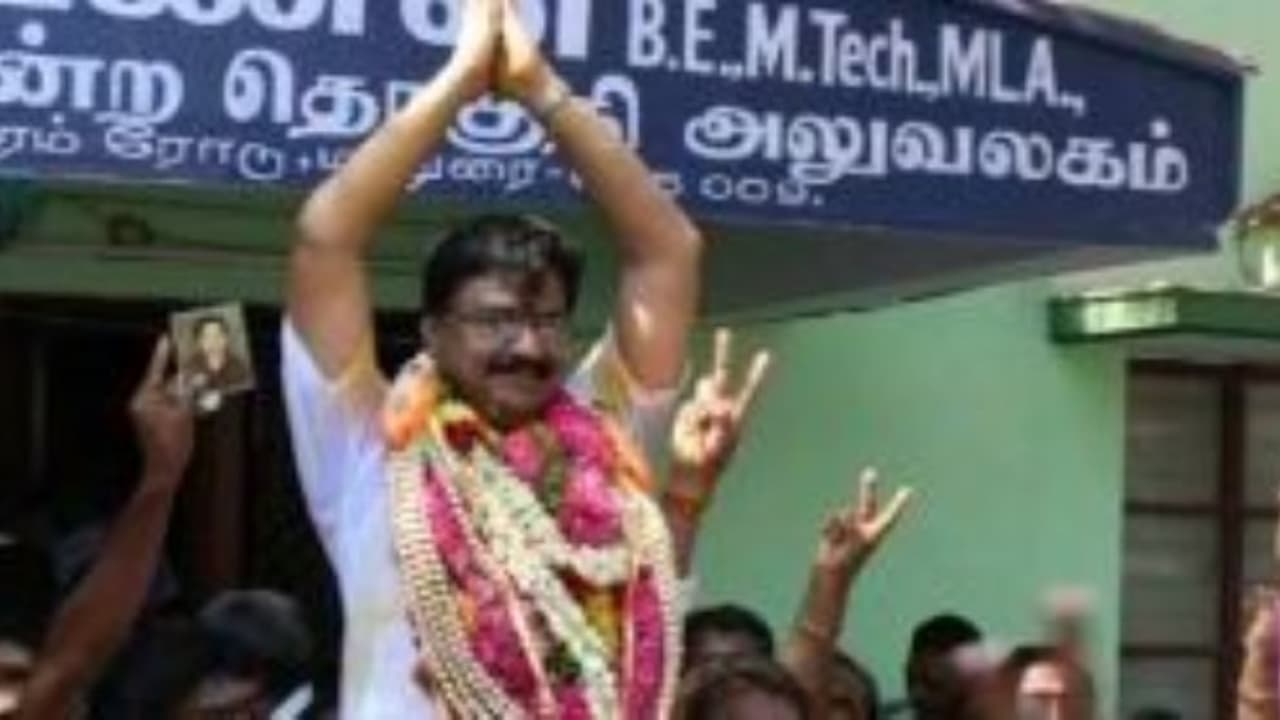 ஓபிஎஸ்சை ஆதரித்த மதுரை எம்எல்ஏவுக்கு பெரும் வரவேற்பு தூக்கி வைத்து கொண்டாடிய மக்கள் ஓபிஎஸ்சை ஆதரித்த மதுரை எம்எல்ஏவுக்கு பெரும் வரவேற்பு தூக்கி வைத்து கொண்டாடிய மக்கள்