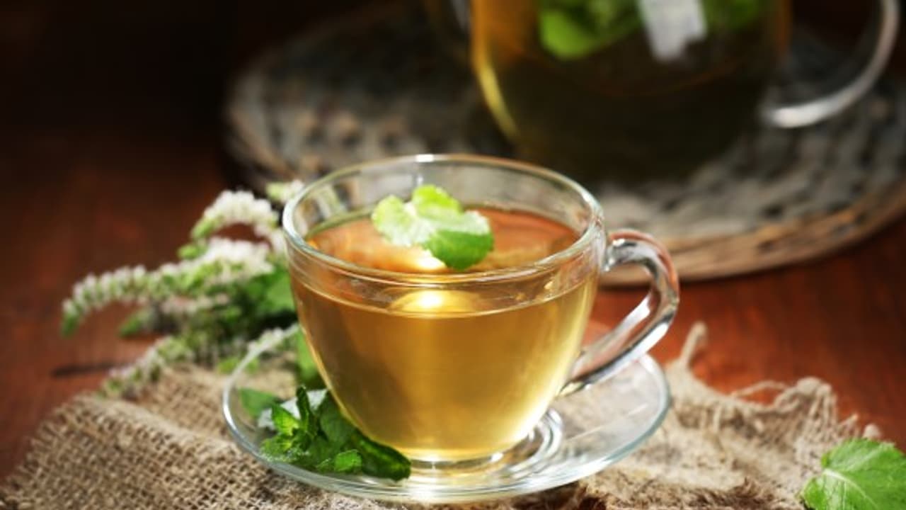 இந்த மூலிகை டீ யை இரவு தூங்குமுன் குடித்தால் எவ்வளவு நல்லது தெரியுமா? செய்முறை உள்ளே... இந்த மூலிகை டீ யை இரவு தூங்குமுன் குடித்தால் எவ்வளவு நல்லது தெரியுமா? செய்முறை உள்ளே...