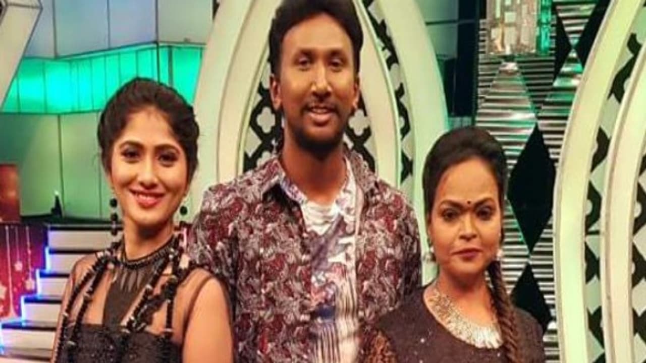 அடித்தது ஜாக்பாட்! ஒரு வழியா தொகுப்பாளினி ஆகிட்டாங்க ஜூலி! அடித்தது ஜாக்பாட்! ஒரு வழியா தொகுப்பாளினி ஆகிட்டாங்க ஜூலி!