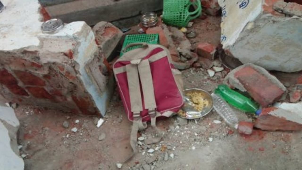 பள்ளி சுற்றுச்சுவர் இடிந்து விழுந்து மாணவி பலி…!!! உறவினர்கள் போராட்டம்… பள்ளி சுற்றுச்சுவர் இடிந்து விழுந்து மாணவி பலி…!!! உறவினர்கள் போராட்டம்…