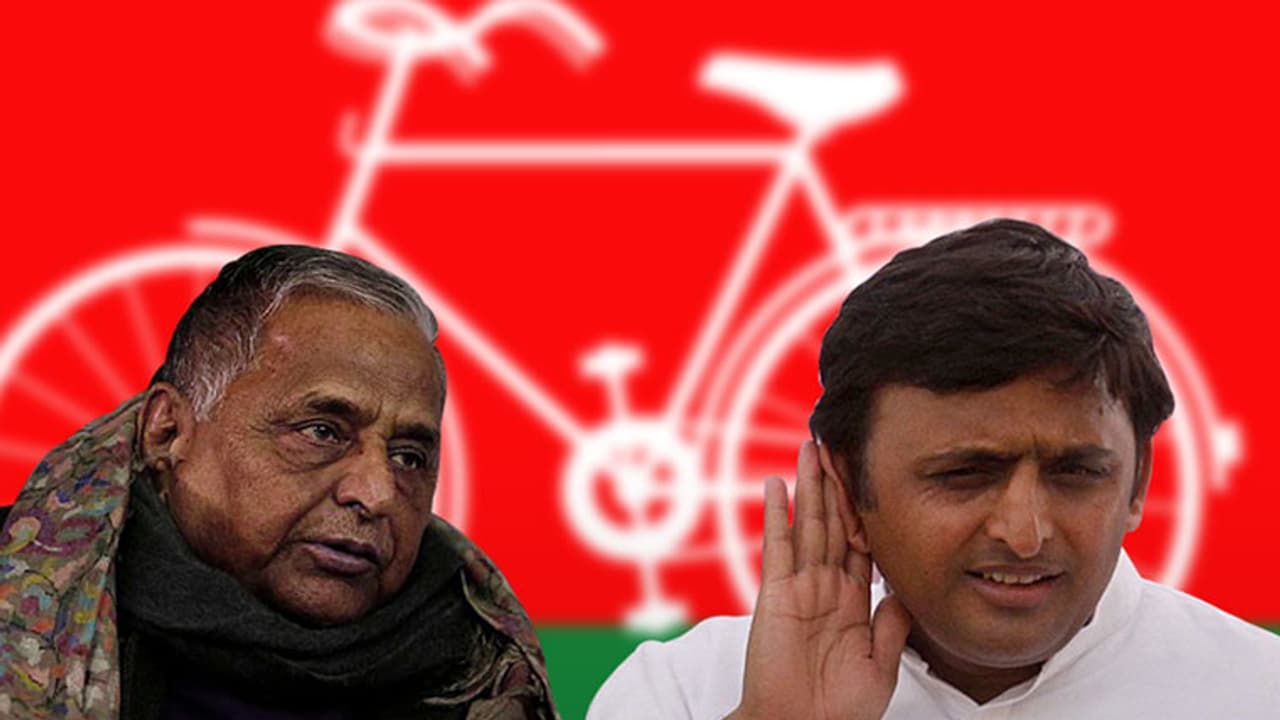 ಚುನಾವಣಾ ಆಯೋಗದ ಮುಂದೆ 'ಸೈಕಲ್' ಹೊಡೆಯುತ್ತಿರುವ ಅಪ್ಪ ಮಗ ಚುನಾವಣಾ ಆಯೋಗದ ಮುಂದೆ 'ಸೈಕಲ್' ಹೊಡೆಯುತ್ತಿರುವ ಅಪ್ಪ ಮಗ