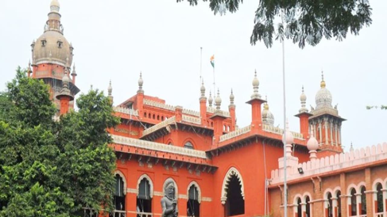 விசாரணை என்ற பெயரில் மக்கள் துன்புறுவதை நீதிமன்றம் வேடிக்கை பார்க்காது உயர்நீதிமன்றம் அதிரடி உத்தரவு விசாரணை என்ற பெயரில் மக்கள் துன்புறுவதை நீதிமன்றம் வேடிக்கை பார்க்காது உயர்நீதிமன்றம் அதிரடி உத்தரவு