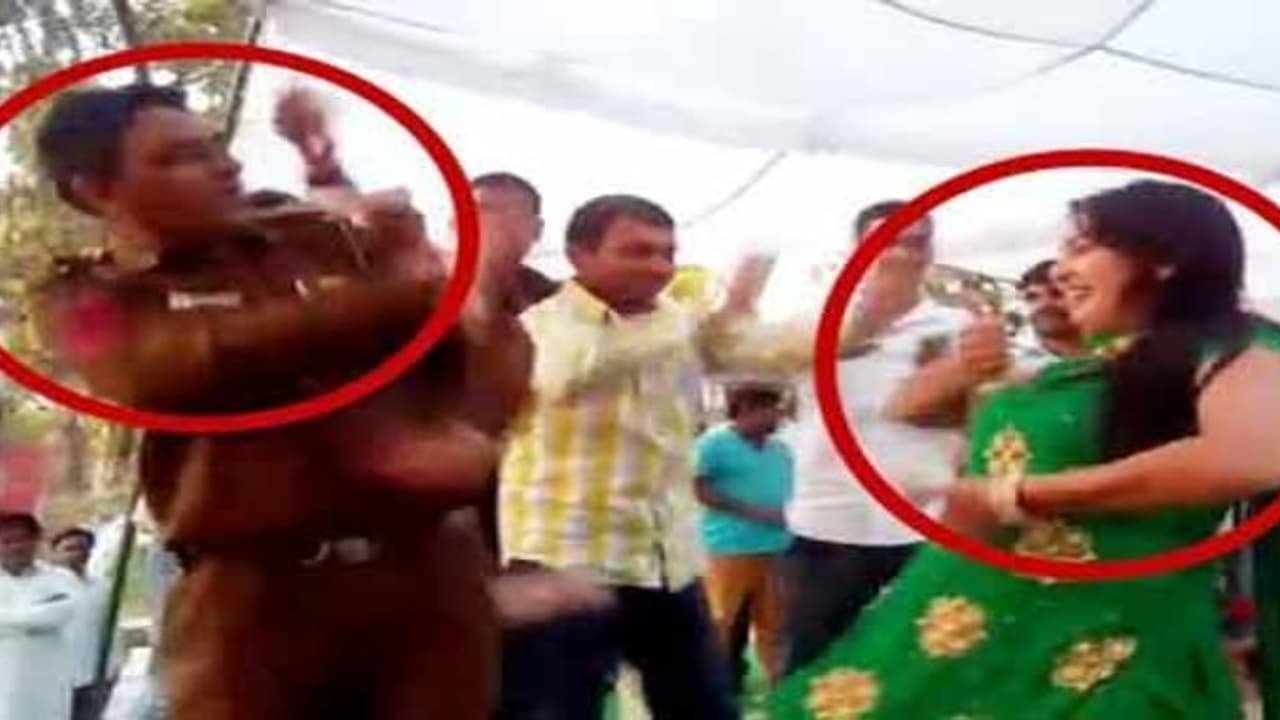 ஜெயிலுக்குள் குத்தாட்டம் போட்ட போலீசார்… நடன அழகிகளுடன் வார்டன் டான்ஸ்… ஜெயிலுக்குள் குத்தாட்டம் போட்ட போலீசார்… நடன அழகிகளுடன் வார்டன் டான்ஸ்…