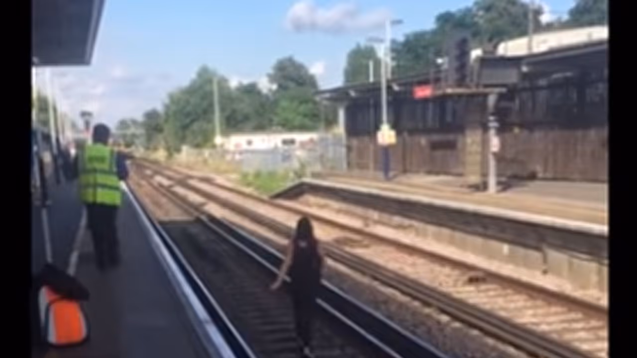 മദ്യലഹരിയില്‍ റെയില്‍വേ ട്രാക്കിലിറങ്ങിയ യുവതി വീഡിയോ