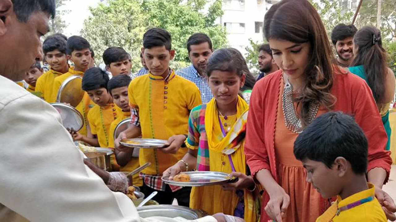ప్రభుత్వ పాఠశాల విద్యార్థులతో సంక్రాంతి జరుపుకున్న నటి మంచు లక్ష్మి ప్రభుత్వ పాఠశాల విద్యార్థులతో సంక్రాంతి జరుపుకున్న నటి మంచు లక్ష్మి