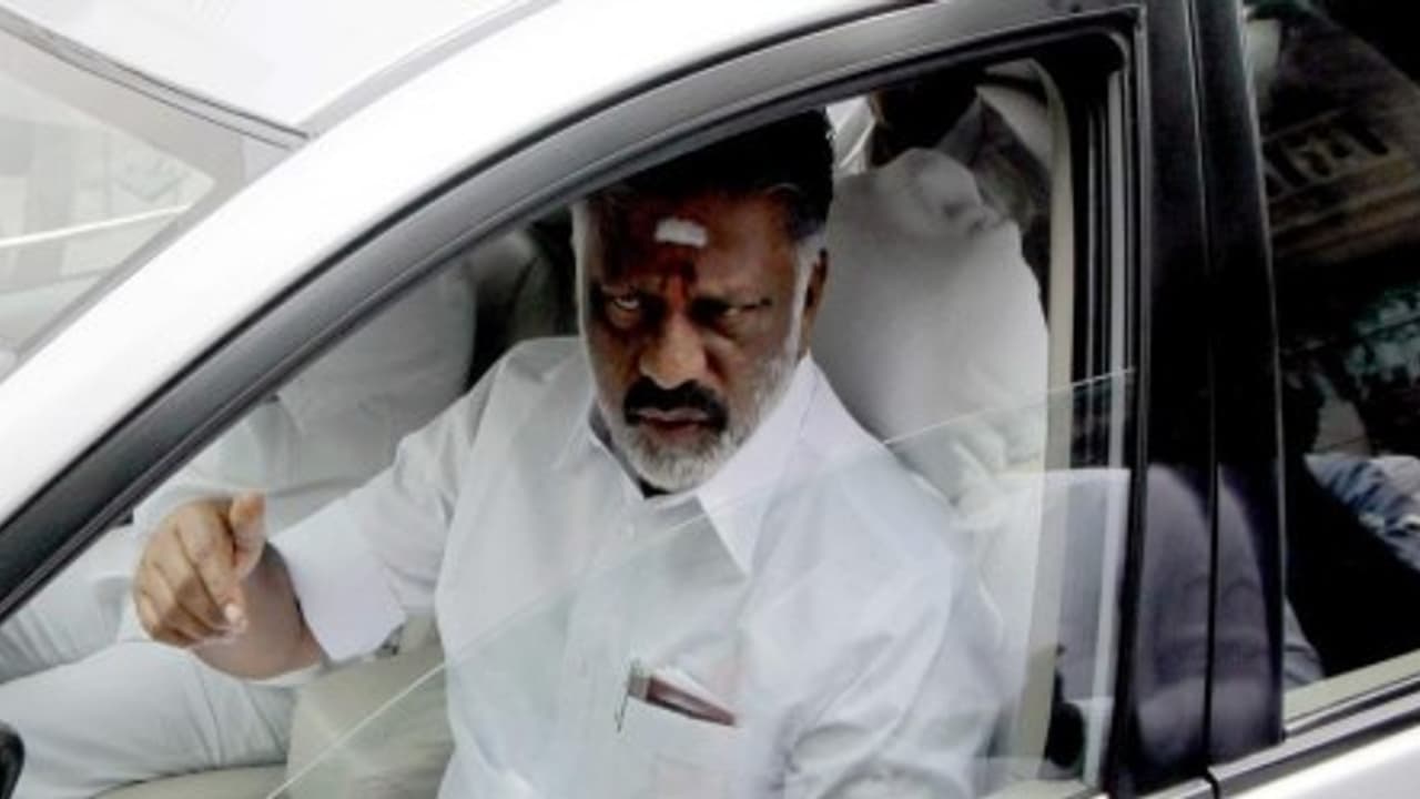 பன்னீர் அணியை பாஜகவில் இணைக்க திட்டம்: முதல்வர் வேட்பாளராக அறிவிக்கவும் முடிவு! பன்னீர் அணியை பாஜகவில் இணைக்க திட்டம்: முதல்வர் வேட்பாளராக அறிவிக்கவும் முடிவு!