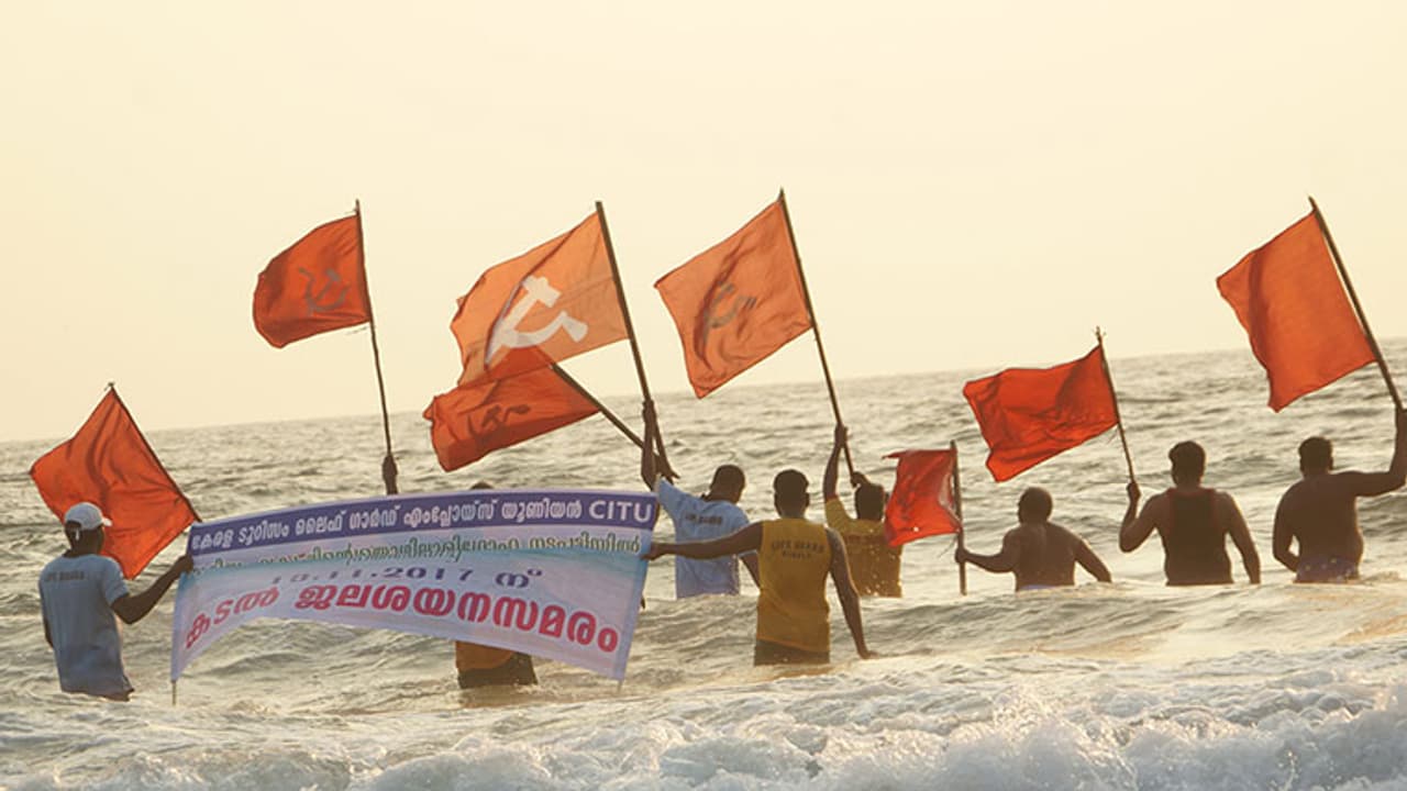 കോവളത്ത് പ്രതിഷേധവുമായി ലൈഫ് ഗാര്ഡുകളുടെ 'ജലശയനം' കോവളത്ത് പ്രതിഷേധവുമായി ലൈഫ് ഗാര്ഡുകളുടെ 'ജലശയനം'