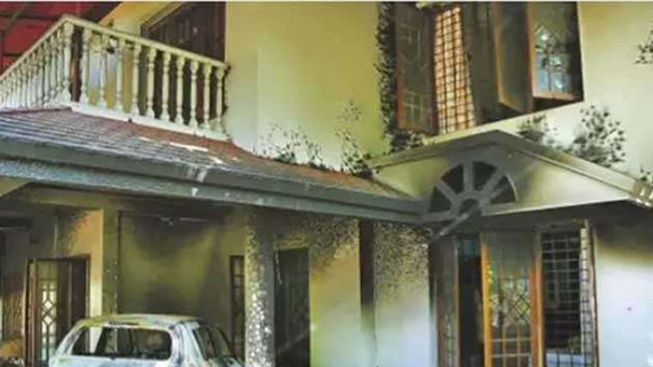 കൊടുങ്ങല്ലൂരില് വീടിന് മുന്നില് നിര്ത്തിയിട്ട വാഹനം കത്തിച്ചു കൊടുങ്ങല്ലൂരില് വീടിന് മുന്നില് നിര്ത്തിയിട്ട വാഹനം കത്തിച്ചു