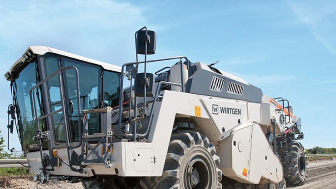 ആലപ്പുഴയിലെ റോഡിന് ജര്മ്മന് ശക്തി: ജെ.സി.ബി തോറ്റ് തൊപ്പിയിട്ടു ആലപ്പുഴയിലെ റോഡിന് ജര്മ്മന് ശക്തി: ജെ.സി.ബി തോറ്റ് തൊപ്പിയിട്ടു