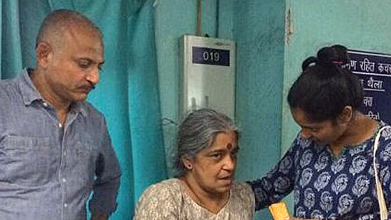 കോളനി ഒഴിപ്പിക്കലിനെതിരെ സമരം; ആനി രാജയെ മര്ദ്ദിച്ചത് പോലീസും ഗുണ്ടകളും കോളനി ഒഴിപ്പിക്കലിനെതിരെ സമരം; ആനി രാജയെ മര്ദ്ദിച്ചത് പോലീസും ഗുണ്ടകളും