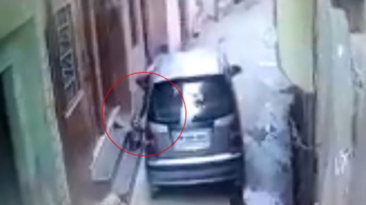 കാറിലെത്തി പിഞ്ചുകുഞ്ഞിനെ വഴിയരികില് ഉപേക്ഷിച്ചു;ദൃശ്യങ്ങള് സിസിടിവിയില് കാറിലെത്തി പിഞ്ചുകുഞ്ഞിനെ വഴിയരികില് ഉപേക്ഷിച്ചു;ദൃശ്യങ്ങള് സിസിടിവിയില്