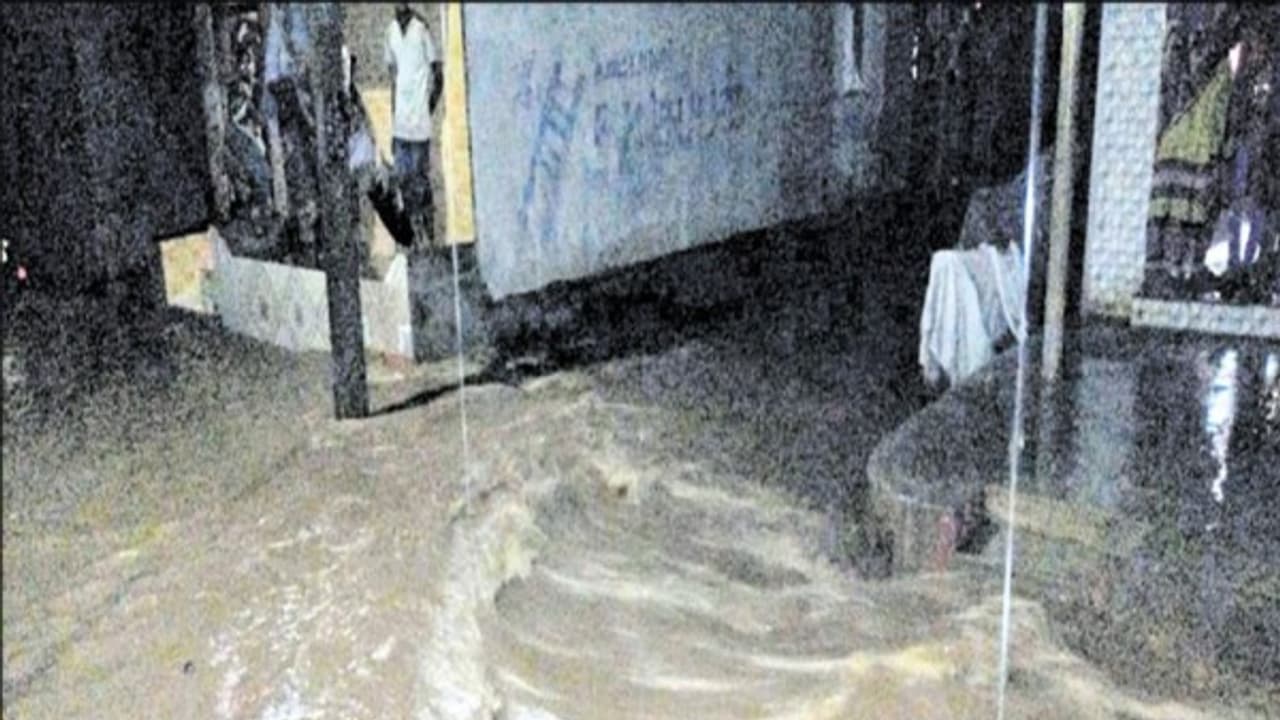 ஊருக்குள் வெள்ளம் புகுந்ததால் இரவு முழுவதும் தண்ணீரில் தத்தளித்த கிராம மக்கள்; எம்.எல்.ஏ நேரில் ஆறுதல்… ஊருக்குள் வெள்ளம் புகுந்ததால் இரவு முழுவதும் தண்ணீரில் தத்தளித்த கிராம மக்கள்; எம்.எல்.ஏ நேரில் ஆறுதல்…