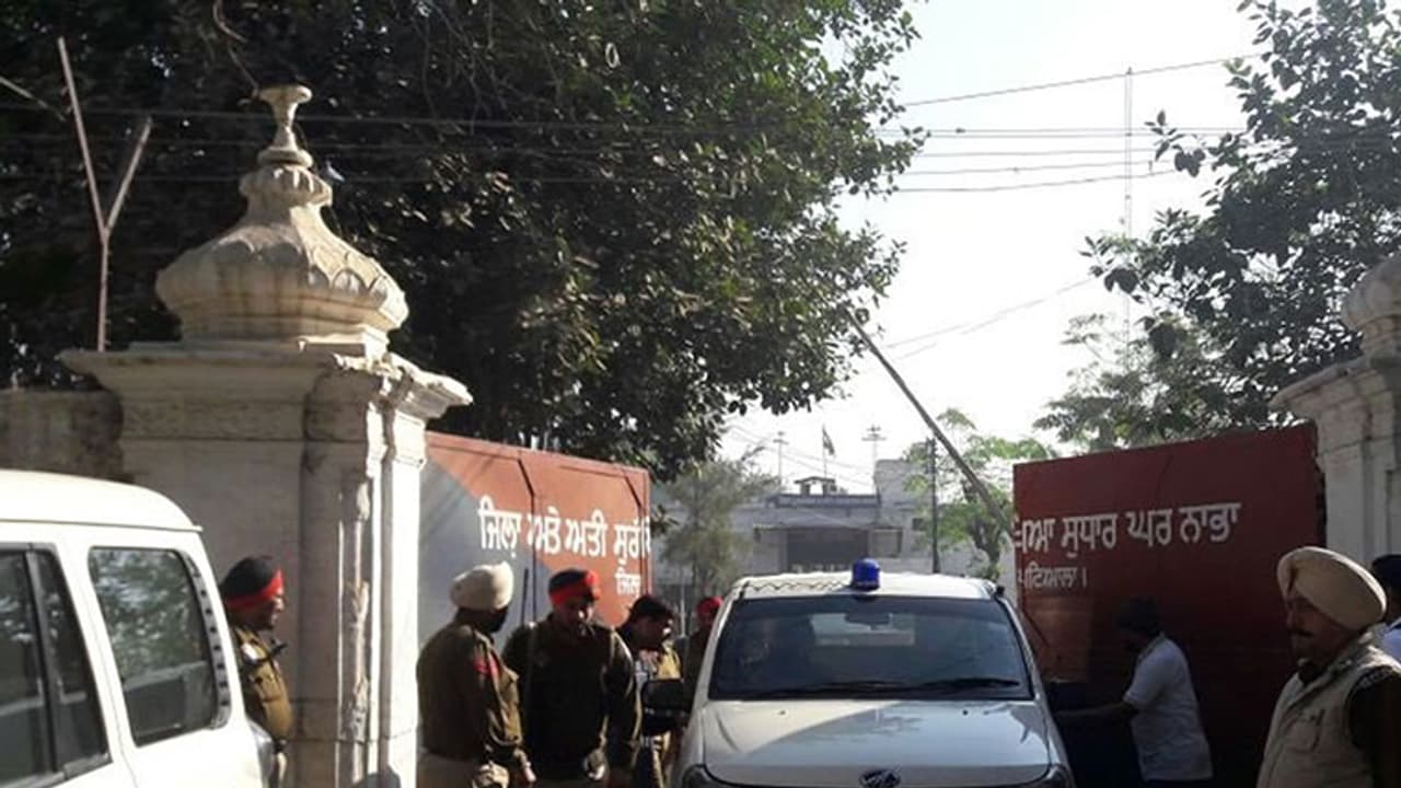 ಮೋಸ್ಟ್ ವಾಂಟೆಡ್ ಖಲಿಸ್ತಾನ್ ಉಗ್ರ ಹರ್ಮಿಂದರ್ ಸಿಂಗ್ ಮಿಂಟೂ ಎಸ್ಕೇಪ್: ಪಂಜಾಬ್'ನ ನಬಾ ಜೈಲಿನಲ್ಲಿ ಸಿನಿಮೀಯ ಘಟನೆ ಮೋಸ್ಟ್ ವಾಂಟೆಡ್ ಖಲಿಸ್ತಾನ್ ಉಗ್ರ ಹರ್ಮಿಂದರ್ ಸಿಂಗ್ ಮಿಂಟೂ ಎಸ್ಕೇಪ್: ಪಂಜಾಬ್'ನ ನಬಾ ಜೈಲಿನಲ್ಲಿ ಸಿನಿಮೀಯ ಘಟನೆ