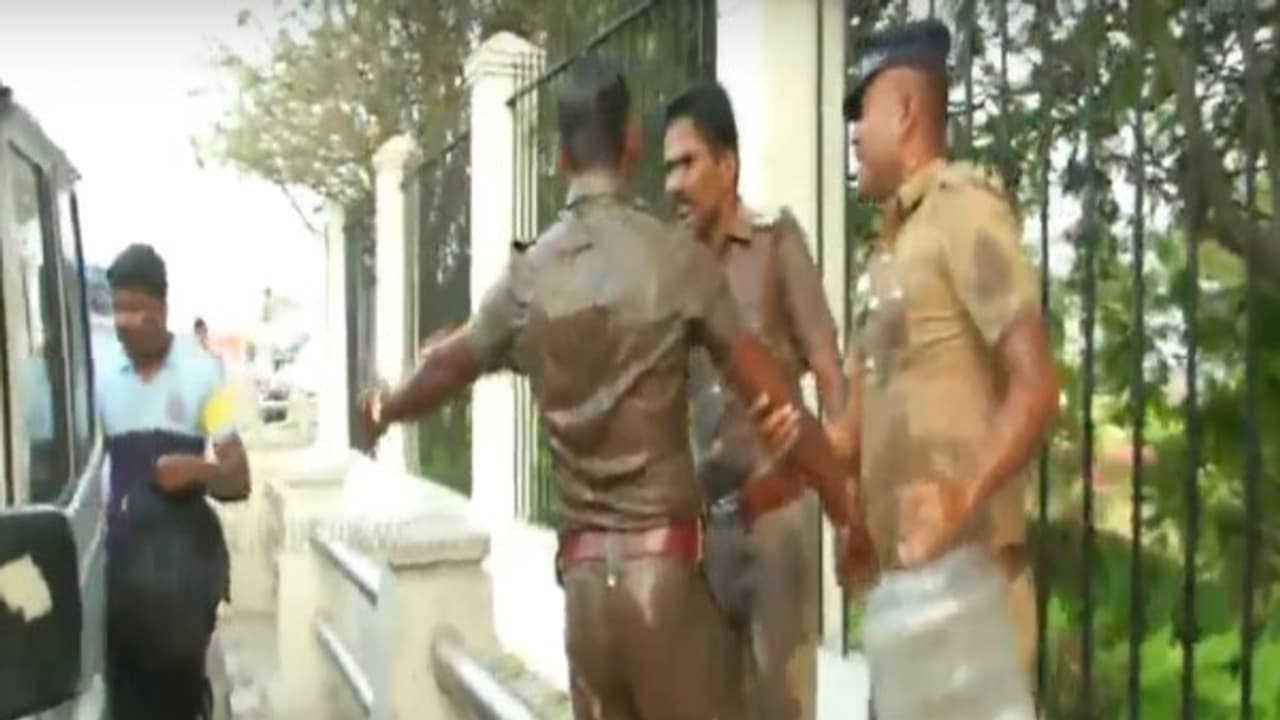 சென்னையில் 2 போலீசார் தீக்குளிக்க முயற்சி! பரபரப்பு... சென்னையில் 2 போலீசார் தீக்குளிக்க முயற்சி! பரபரப்பு...