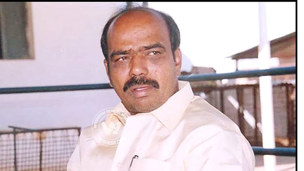 పరిటాల రవి హత్యతో లింక్: భాను చేతిలో సూరి, మిగతా ఇద్దరు విచిత్రంగానే... పరిటాల రవి హత్యతో లింక్: భాను చేతిలో సూరి, మిగతా ఇద్దరు విచిత్రంగానే...