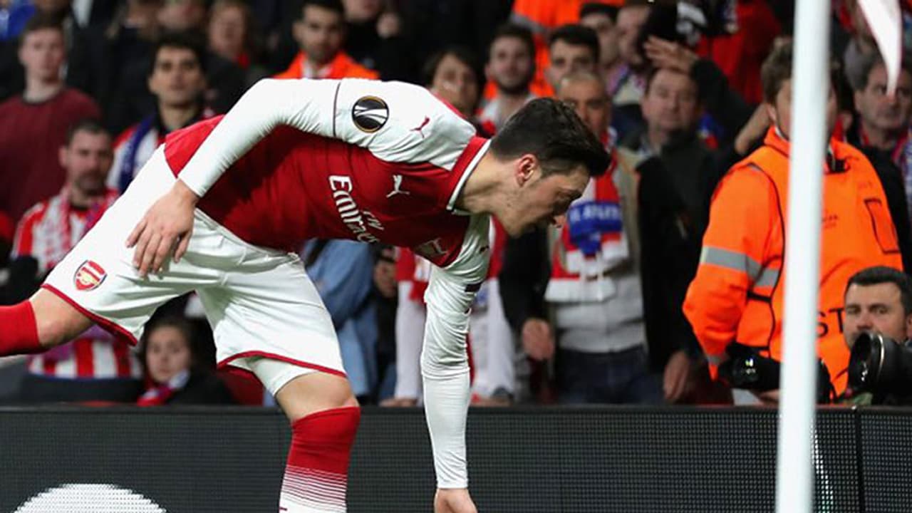 ആരാധകര് ഗ്രൗണ്ടിലേക്ക് റൊട്ടിയെറിഞ്ഞപ്പോള് ഓസില് ചെയ്തത് കണ്ട് നമിച്ച് കായിക ലോകം ആരാധകര് ഗ്രൗണ്ടിലേക്ക് റൊട്ടിയെറിഞ്ഞപ്പോള് ഓസില് ചെയ്തത് കണ്ട് നമിച്ച് കായിക ലോകം