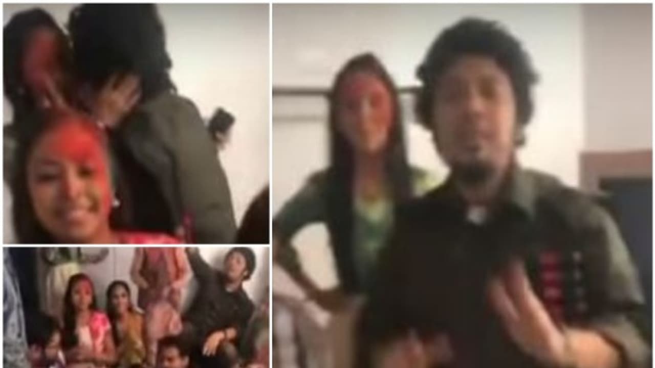 ரியாலிட்டி ஷோவில் சிறுமிக்கு உதட்டில் முத்தம் கொடுத்த பிரபல பாடகர்... ரசிகர்கள் கொந்தளிப்பு...! ரியாலிட்டி ஷோவில் சிறுமிக்கு உதட்டில் முத்தம் கொடுத்த பிரபல பாடகர்... ரசிகர்கள் கொந்தளிப்பு...!